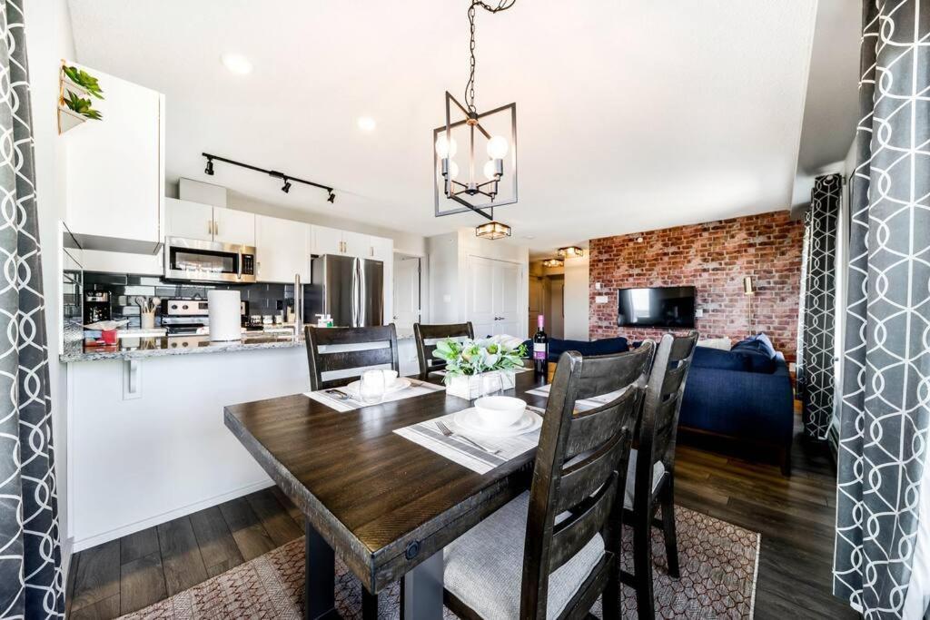 Bright Luxe Condo, Ac, Top Floor, King Bed, Balcony! Edmonton Dış mekan fotoğraf