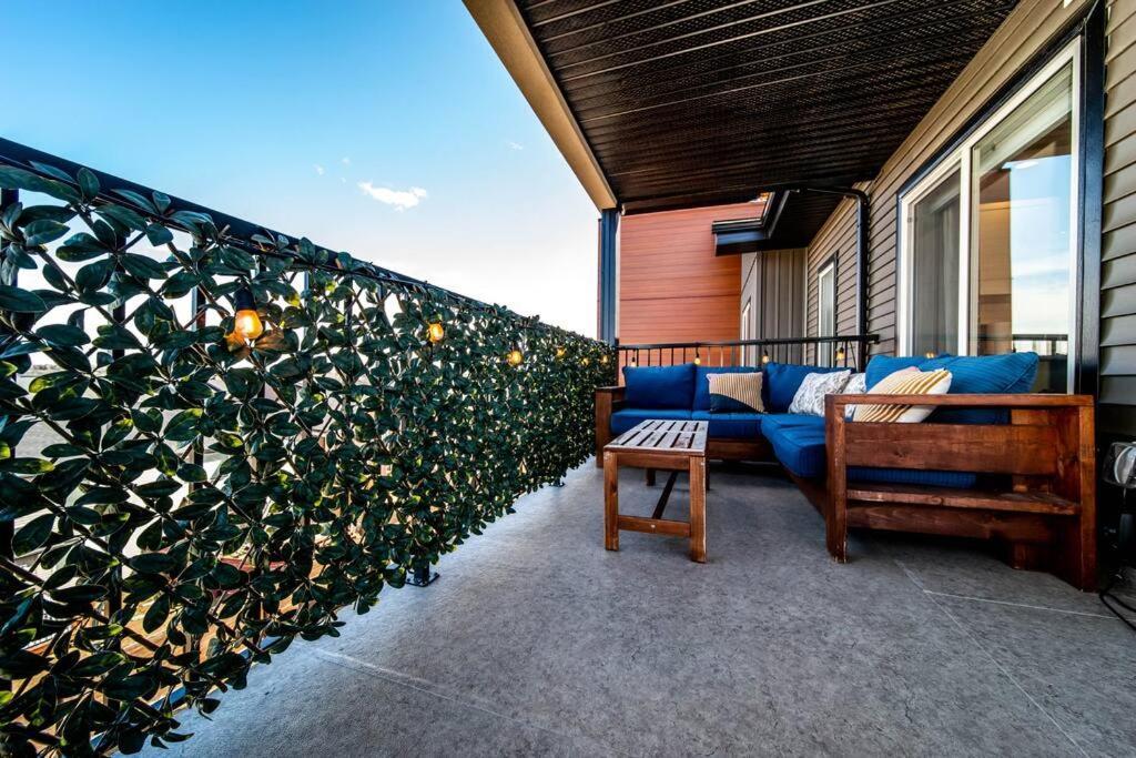 Bright Luxe Condo, Ac, Top Floor, King Bed, Balcony! Edmonton Dış mekan fotoğraf