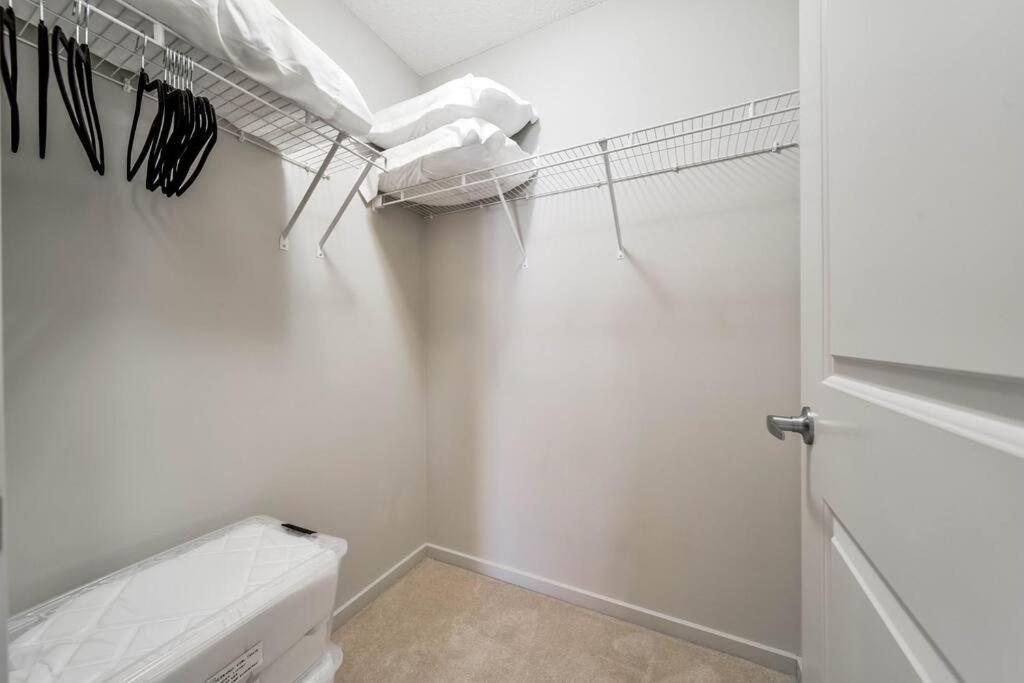 Bright Luxe Condo, Ac, Top Floor, King Bed, Balcony! Edmonton Dış mekan fotoğraf