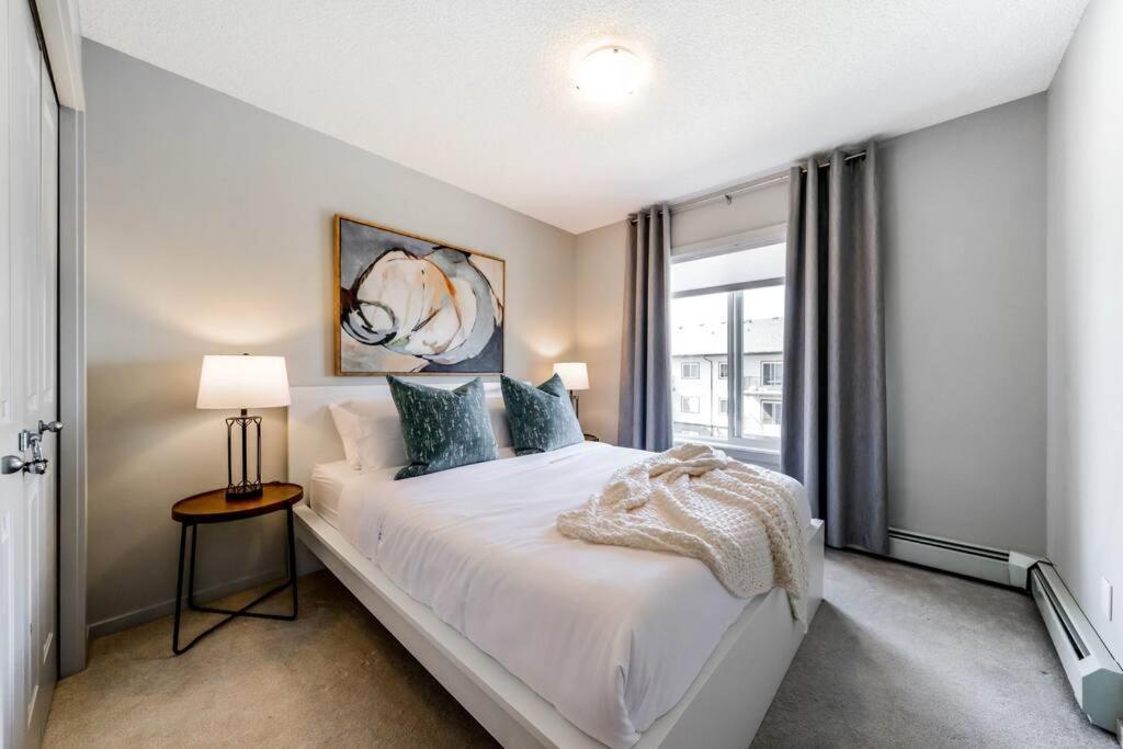 Bright Luxe Condo, Ac, Top Floor, King Bed, Balcony! Edmonton Dış mekan fotoğraf