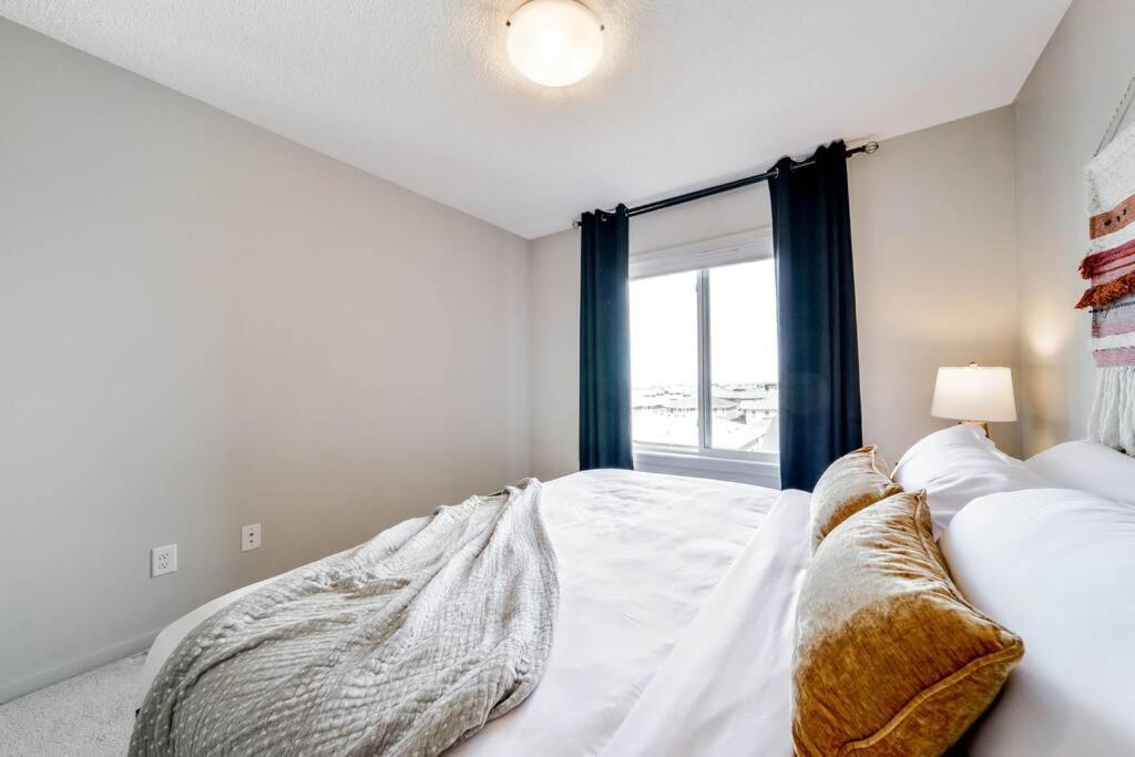 Bright Luxe Condo, Ac, Top Floor, King Bed, Balcony! Edmonton Dış mekan fotoğraf