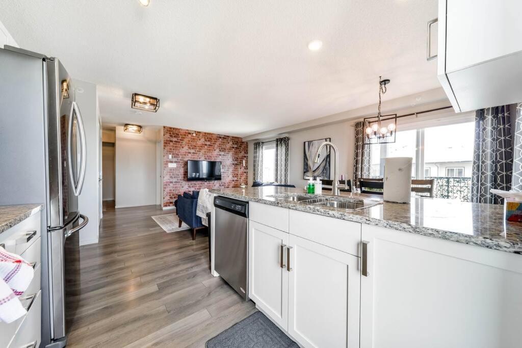 Bright Luxe Condo, Ac, Top Floor, King Bed, Balcony! Edmonton Dış mekan fotoğraf