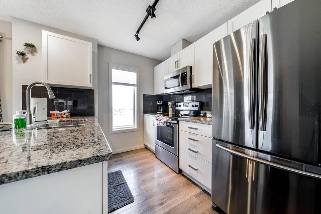 Bright Luxe Condo, Ac, Top Floor, King Bed, Balcony! Edmonton Dış mekan fotoğraf
