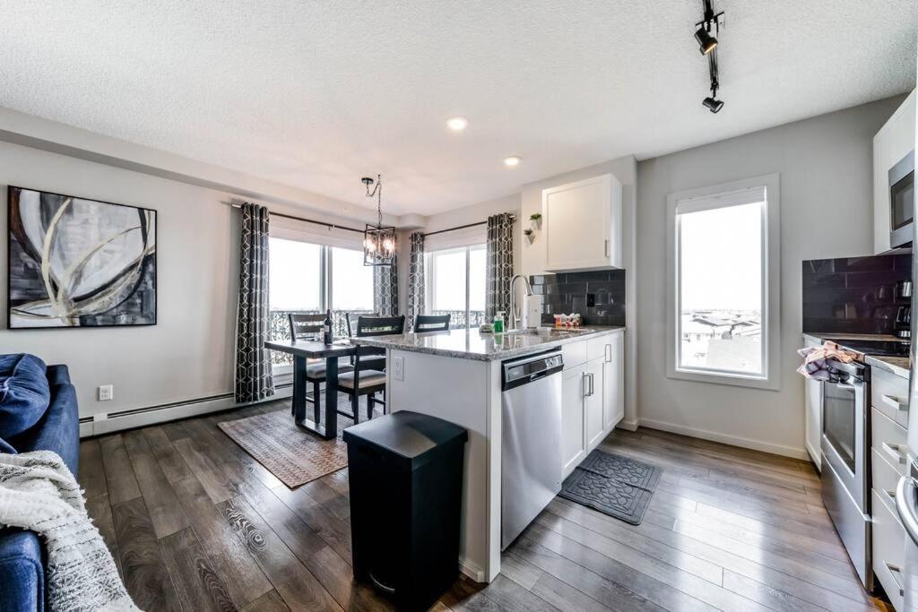 Bright Luxe Condo, Ac, Top Floor, King Bed, Balcony! Edmonton Dış mekan fotoğraf