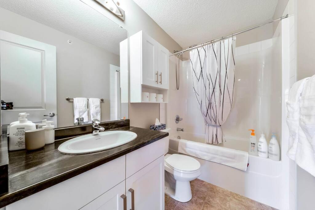Bright Luxe Condo, Ac, Top Floor, King Bed, Balcony! Edmonton Dış mekan fotoğraf