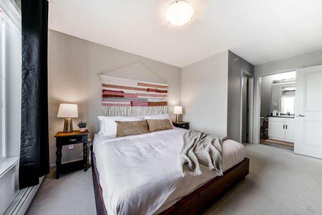 Bright Luxe Condo, Ac, Top Floor, King Bed, Balcony! Edmonton Dış mekan fotoğraf