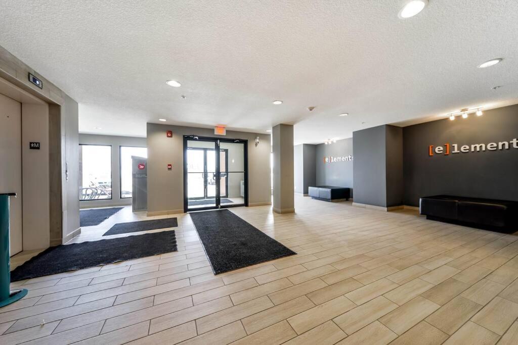 Bright Luxe Condo, Ac, Top Floor, King Bed, Balcony! Edmonton Dış mekan fotoğraf