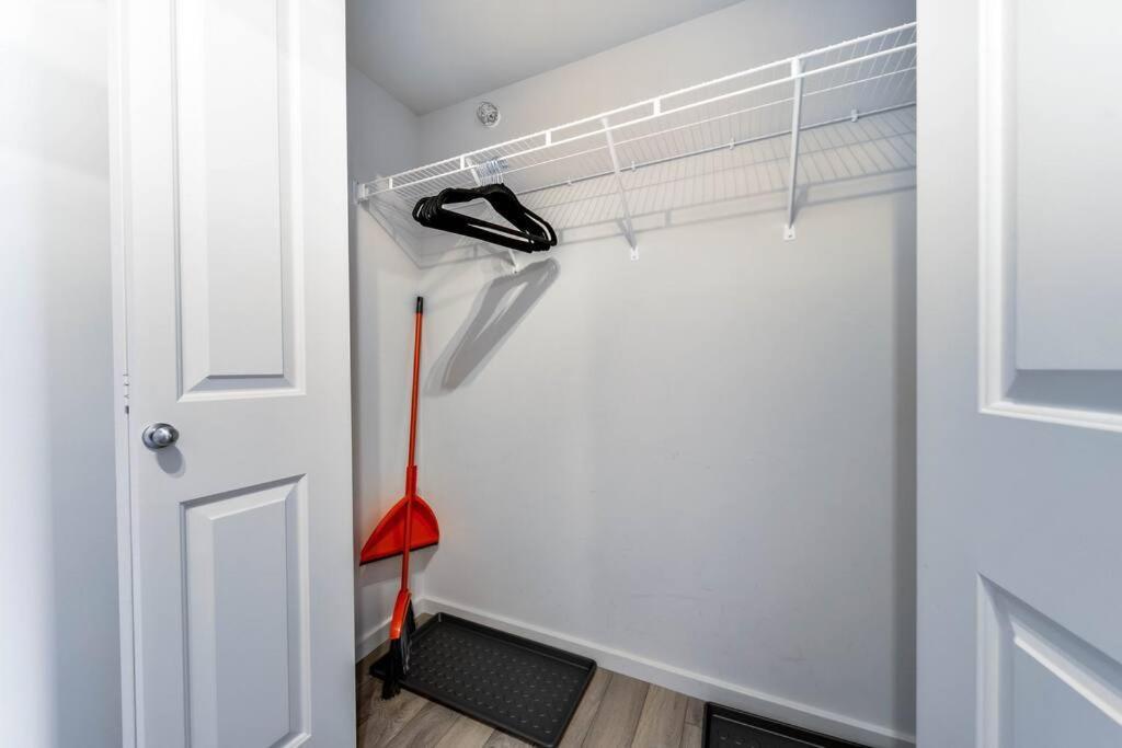 Bright Luxe Condo, Ac, Top Floor, King Bed, Balcony! Edmonton Dış mekan fotoğraf